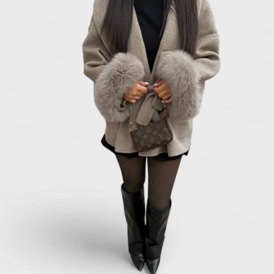 Woolcat – Elegant coat with eco-fur details